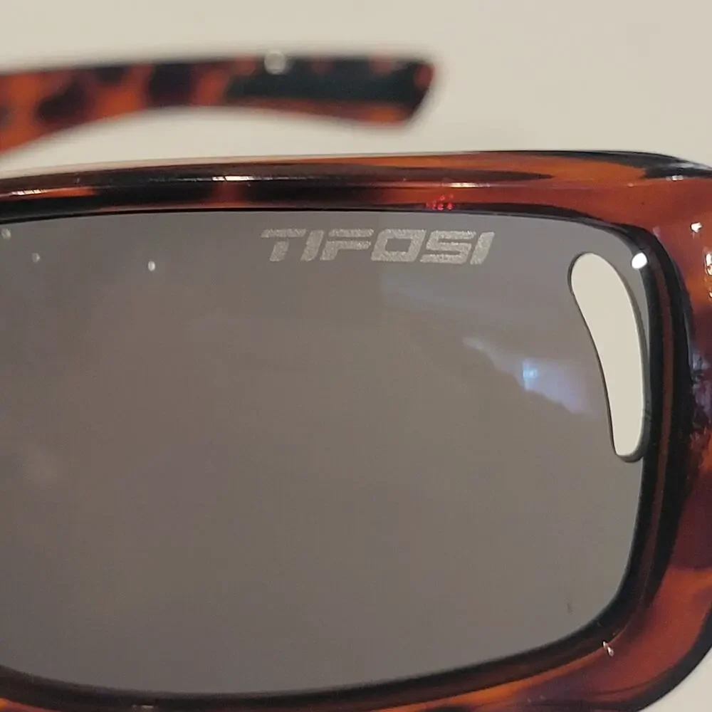 Tifosi Mast SL wrap around tortoise frame sunglasses. Unisex.
